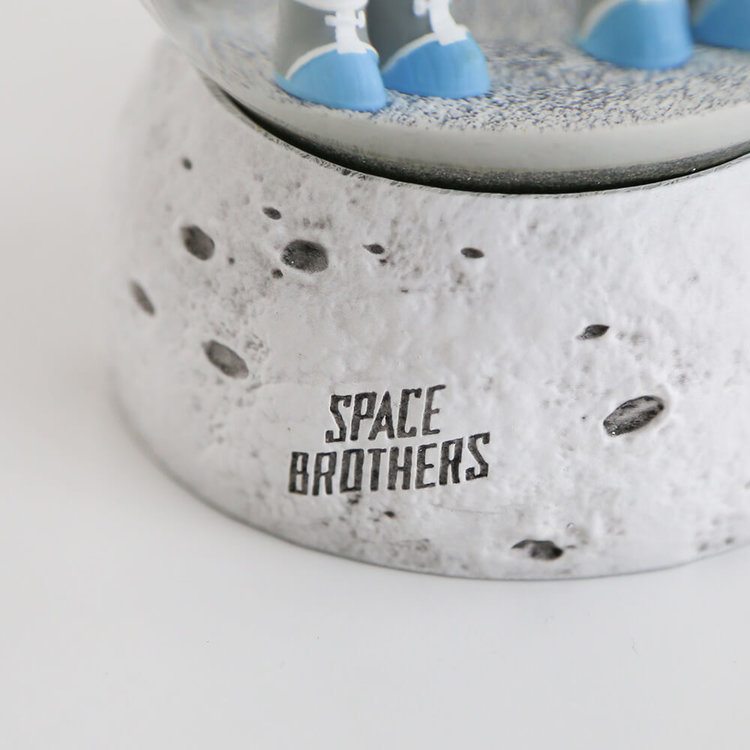 『SPACE BROTHERS』のロゴをあしらいました。
